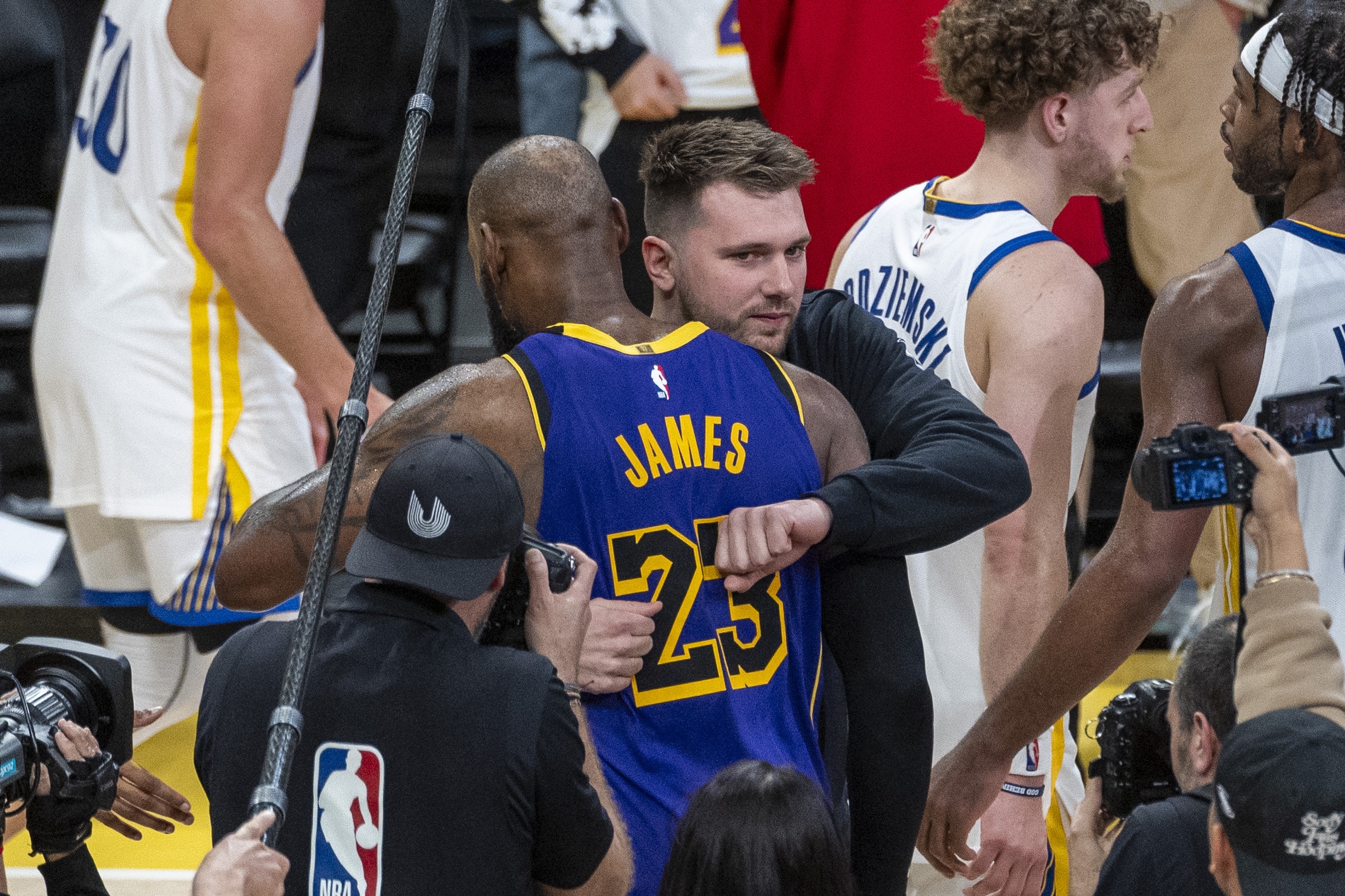 NBA早报：火箭五连败，巴特勒首秀勇士擒公牛，约基奇三节三双
