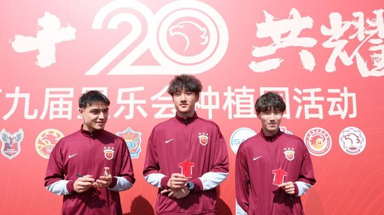 海港夏窗纠错：后腰补强能否挽救20周年庆典