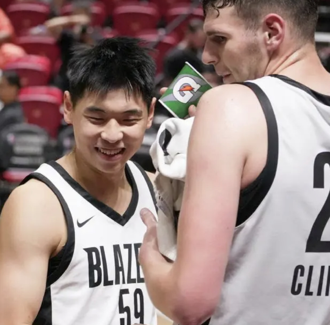 崔永熙谈NBA训练强度:国内球员吃不消,适应一周才跟上 崔永熙谈NBA训练强度:国内球员吃不消,适应一周才跟上