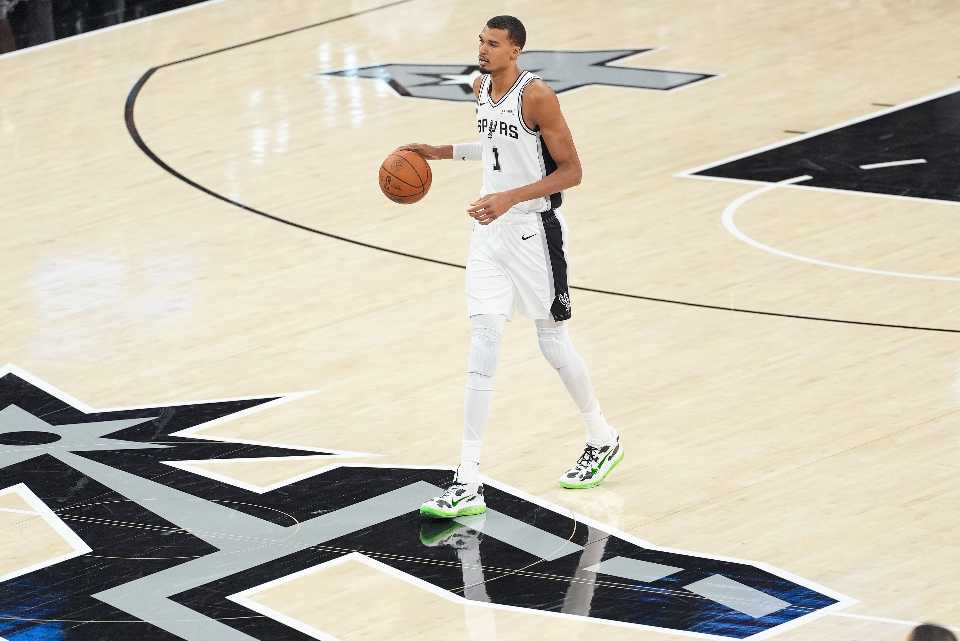 文胖：文班正经历鲨鱼勒布朗式上升 第三年进总决成定数