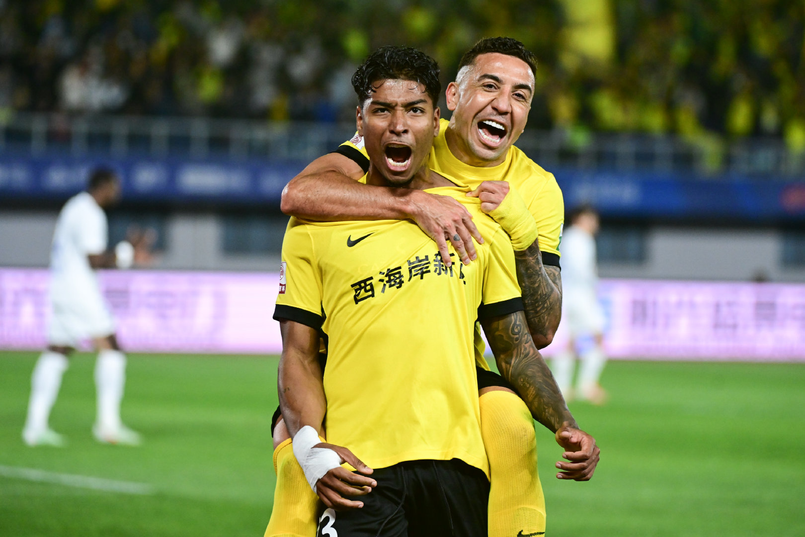 内尔松卢斯狂奔60米 西海岸2-0大连英博升至第7 内尔松卢斯狂奔60米 西海岸2-0大连英博升至第7