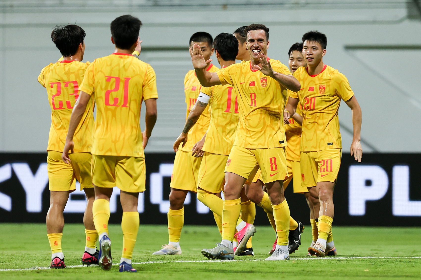 国足2-1新加坡下半场轮换10人 攻防脱节暴露磨合顽疾 国足2-1新加坡下半场轮换10人 攻防脱节暴露磨合顽疾
