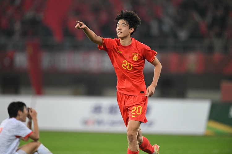 朱鹏宇:国足初体验收获大,与老大哥同训认清差距