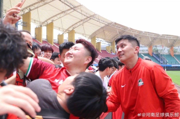 河南队间歇期开放日:数百球迷烈日观训 球员主动签名合影 河南队间歇期开放日:数百球迷烈日观训 球员主动签名合影