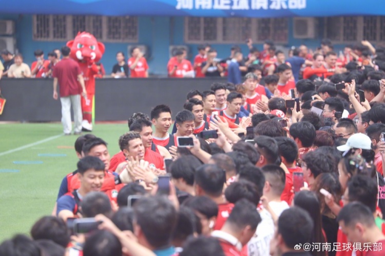 河南队间歇期开放日:数百球迷烈日观训 球员主动签名合影 河南队间歇期开放日:数百球迷烈日观训 球员主动签名合影
