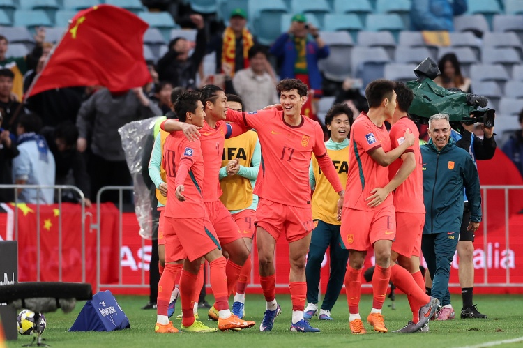 国足训练后补课伊朗2-2新西兰 亚洲杯同组对手成重点 国足训练后补课伊朗2-2新西兰 亚洲杯同组对手成重点