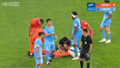梅萨乌迪伤退瞬间:争抢后痛苦掩面,担架直接抬出场 梅萨乌迪伤退瞬间:争抢后痛苦掩面,担架直接抬出场
