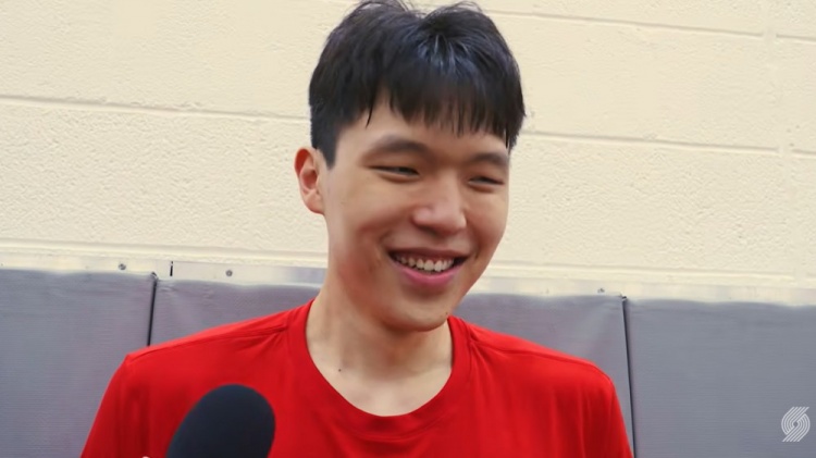 杨瀚森谈生涯第二年:心态无变化 上场打好球 杨瀚森谈生涯第二年:心态无变化 上场打好球