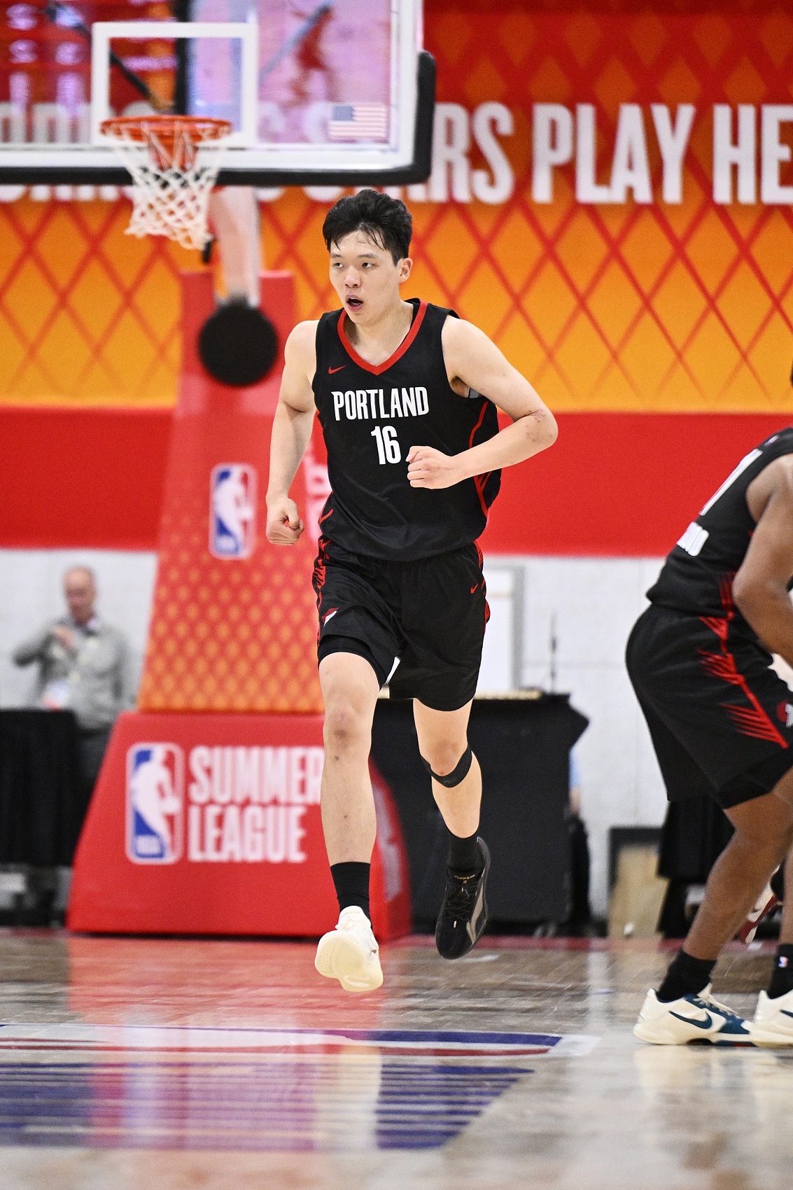 杨瀚森因病缺席夏联次战，首秀12分9板4助