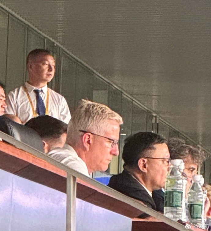 曼城CEO与体育总监同现深体,现场观战深圳新鹏城对重庆铜梁龙