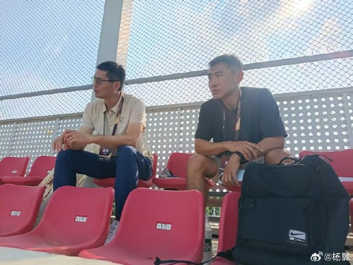 邵佳一连续两日观战U17国足 申花助教于汉超同场 邵佳一连续两日观战U17国足 申花助教于汉超同场