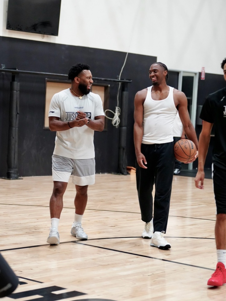 韦德探班詹姆斯 洛杉矶夏训多队核心同场 韦德探班詹姆斯 洛杉矶夏训多队核心同场