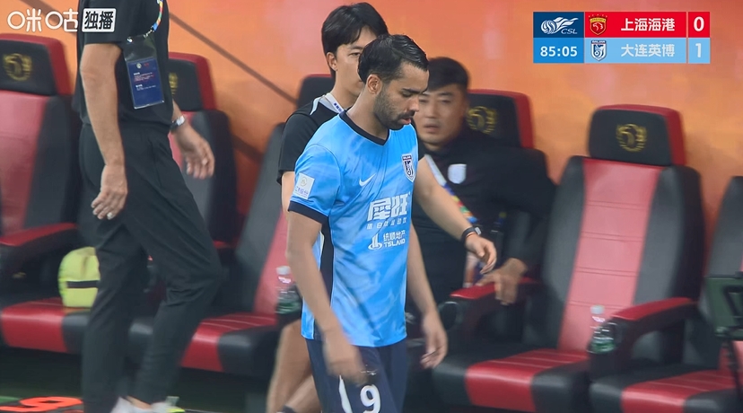 德尔加多替补席出言不逊 两黄变一红被罚下