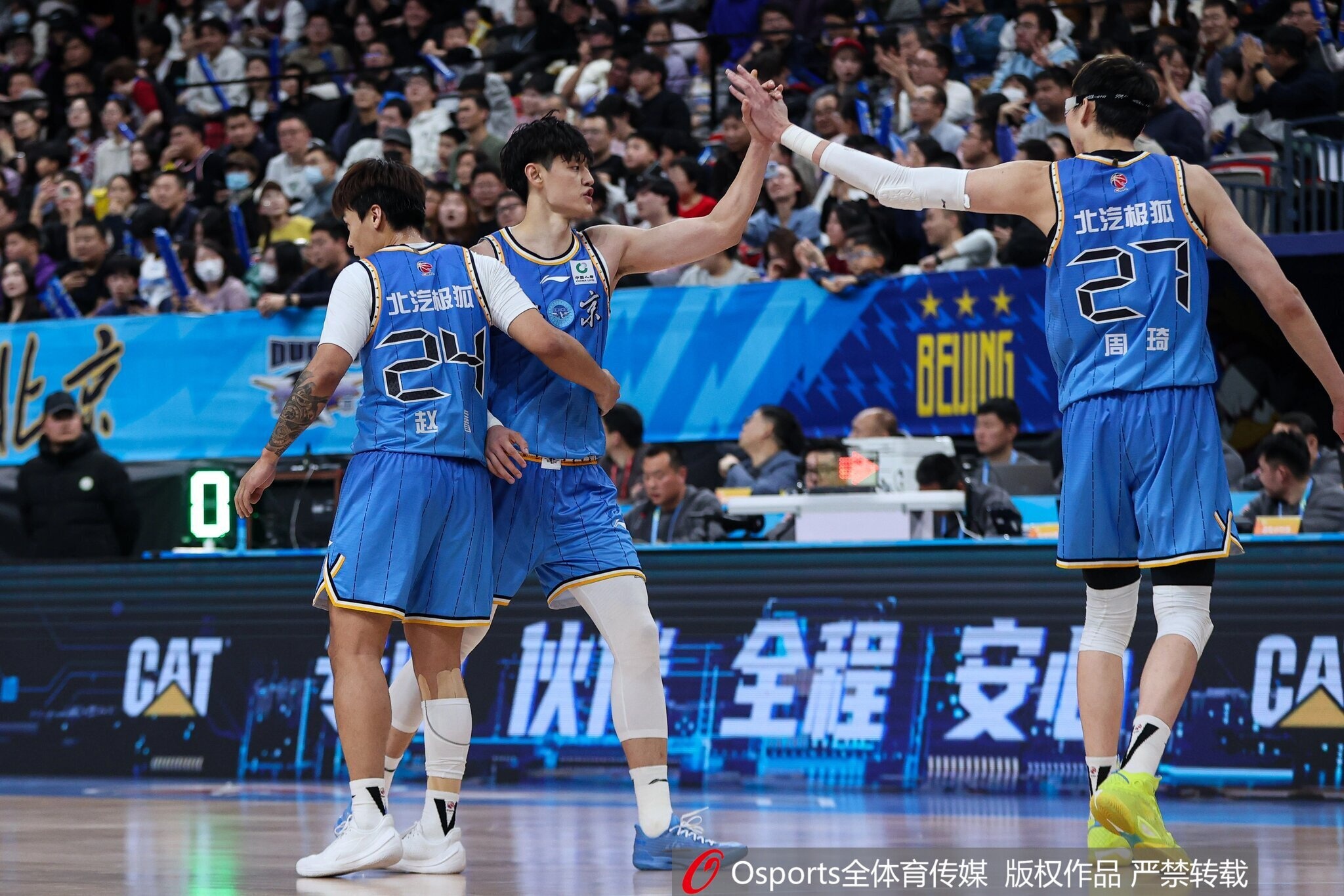 北京男篮前往四川雅安备战热身赛 周琦/赵睿/曾凡博因伤没有随队 北京男篮前往四川雅安备战热身赛 周琦/赵睿/曾凡博因伤没有随队