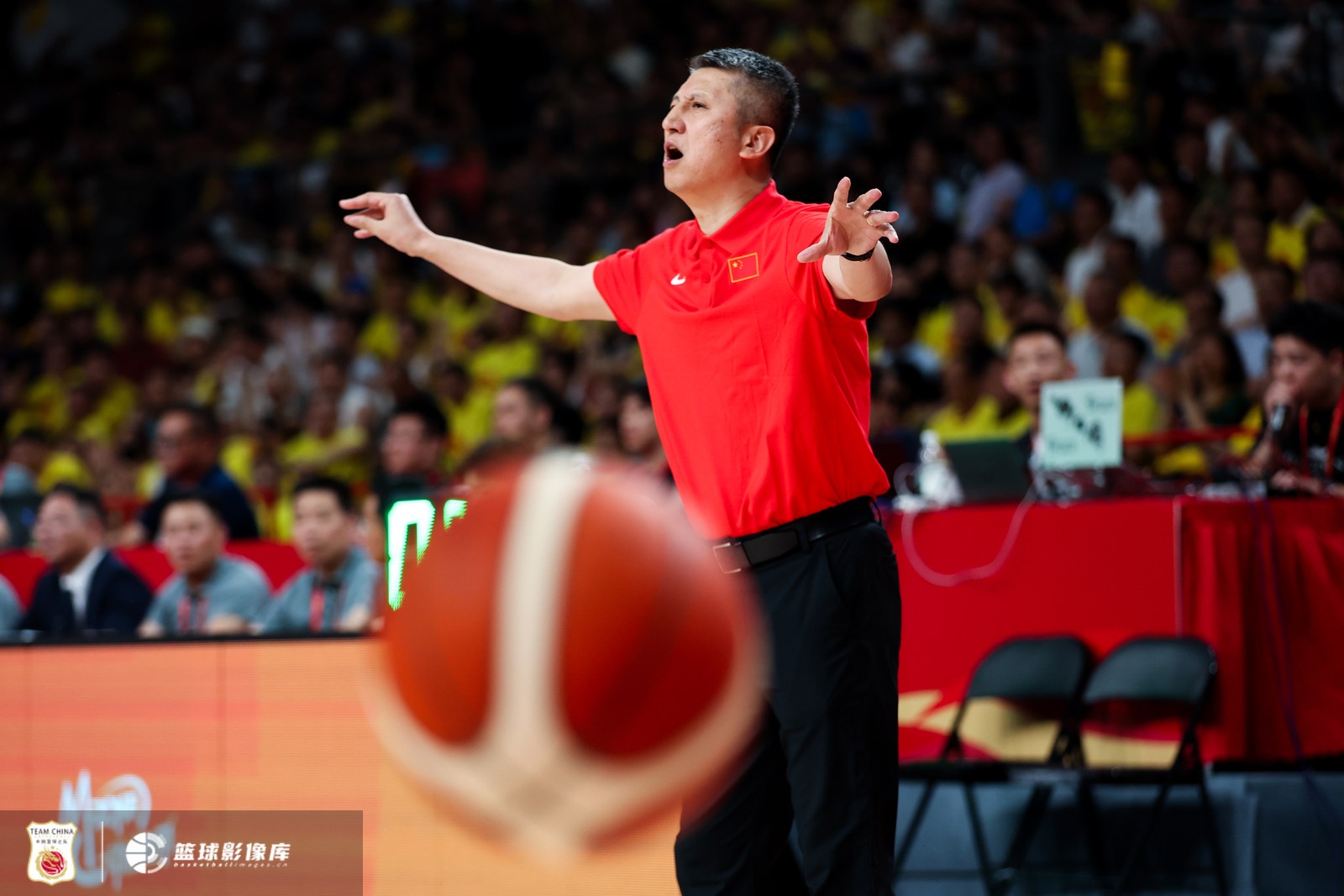 媒体人:中国男篮在防守上要相呼应 在场上一定得交流起来