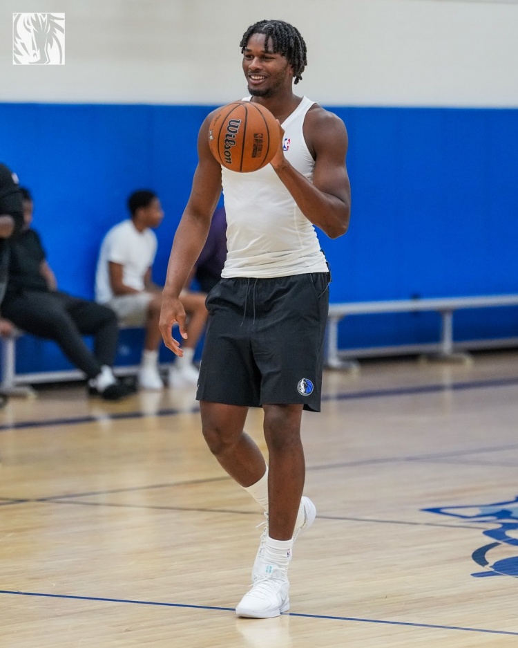 肌肉线条炸裂！独行侠官方晒9号秀小莫雷兹·约翰逊训练照