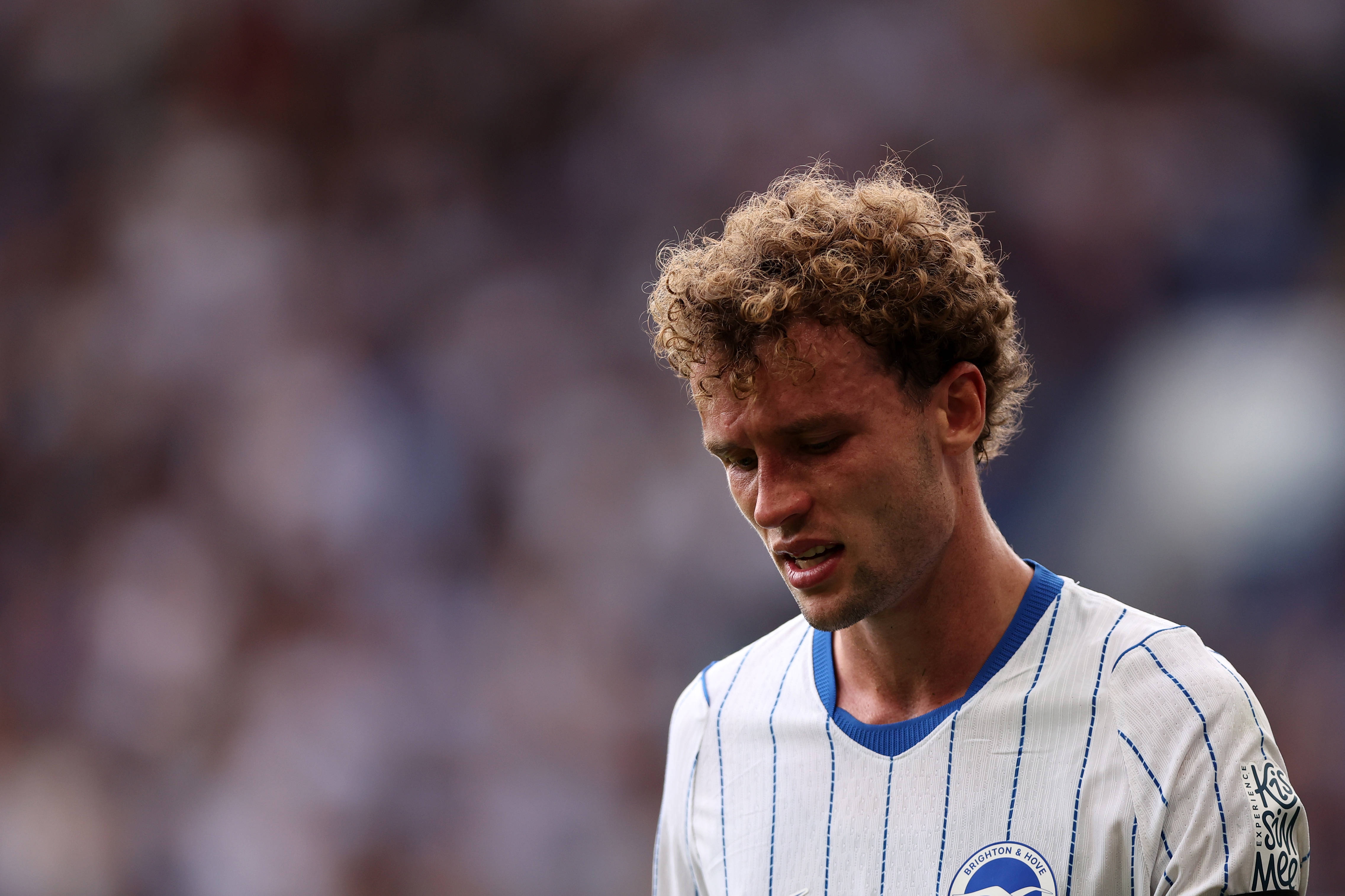 离奇受伤缺阵1个月！布莱顿后卫脸部挡球致膝盖受伤 拳击中较常见