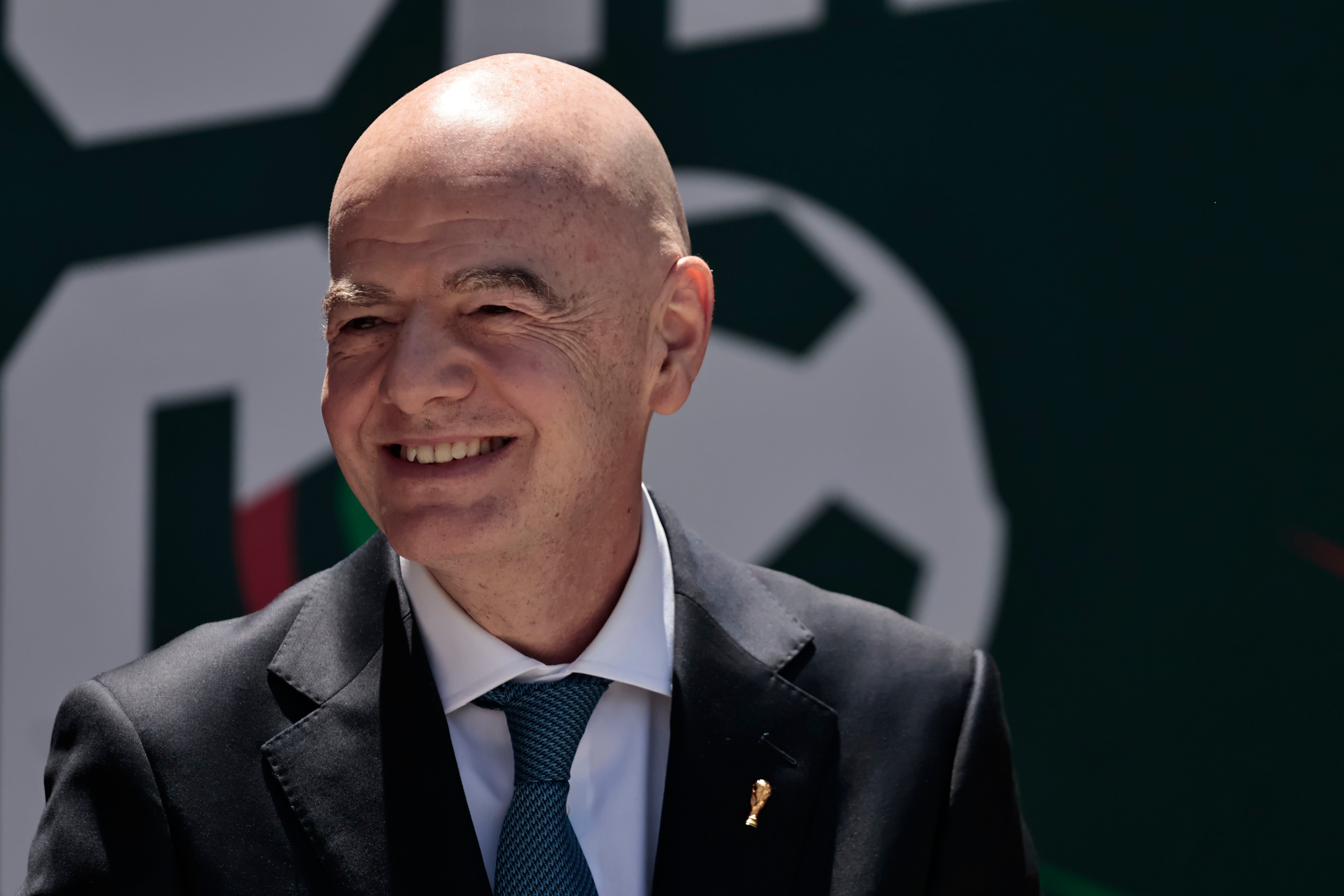 记者：因凡蒂诺公布竞选FIFA主席口号“足球属于世界各地每个人”